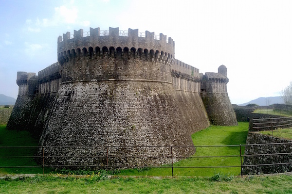 Sarzana: the imposing exterior of Sarzananello fortress