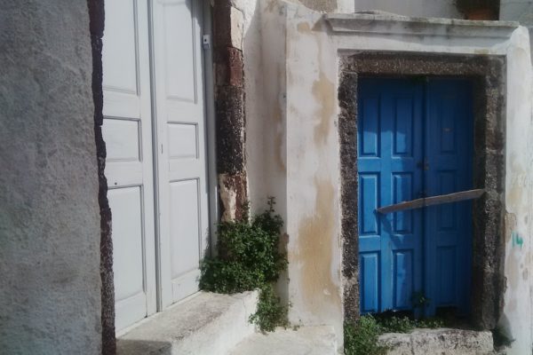 Santorini: Pyrgos blue door